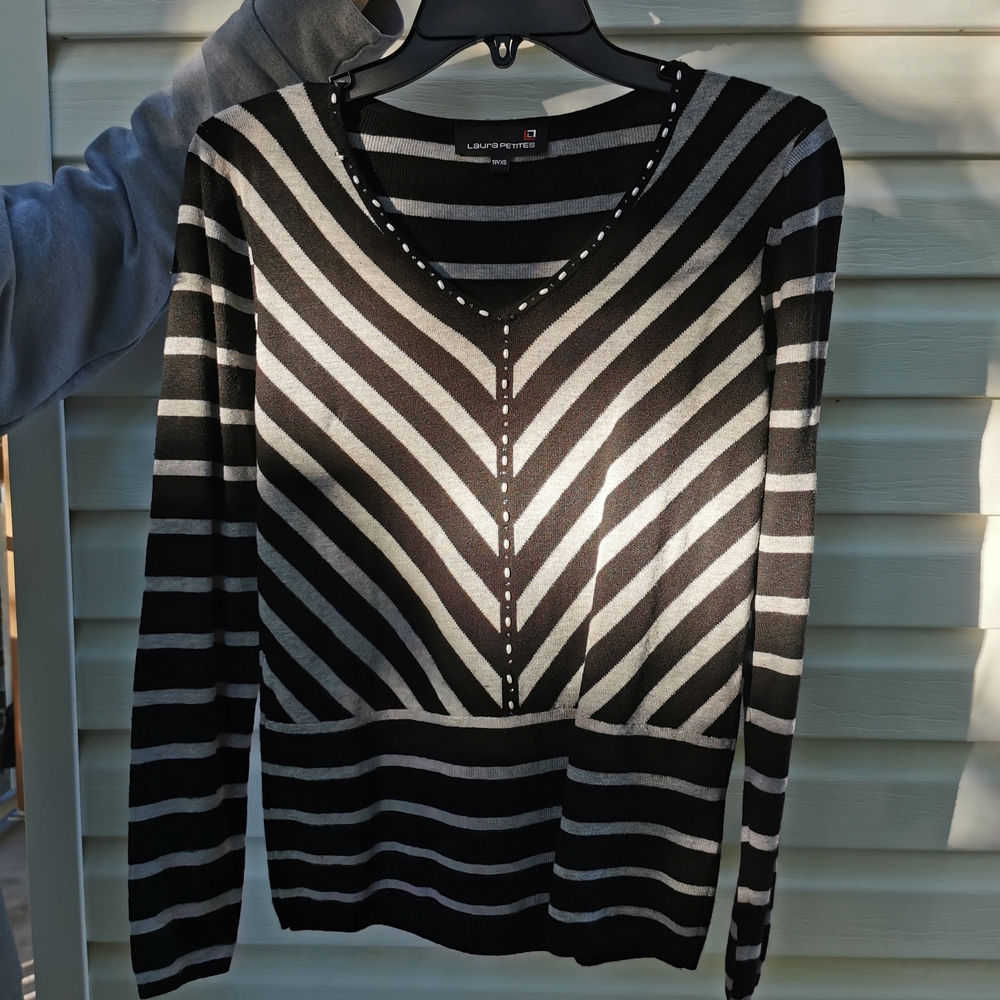 3/10$ Women's Black and Gray V-Neck Pull